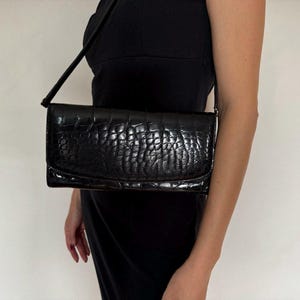 Cartera de mano de piel negra con estampado de serpiente. Elegante bolso de noche vintage de los años 90.