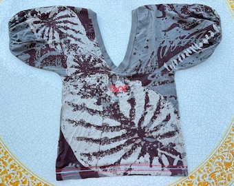 DESIGUAL printed t-shirt Y2K gray top with abstract print. Vintage 2000s. Deep V  shirt size L