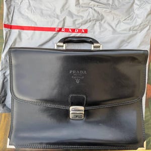 sac besace vintage en cuir noir PRADA, cartable cartable avec serrure, sac à bandoulière des années 1990.