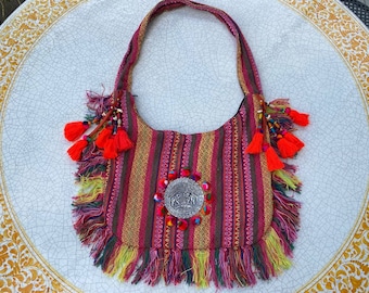 Bolso de tapiz vintage con borlas, bolso tote tailandés, bolso hippie para festivales. Bolso étnico tipo alfombra.