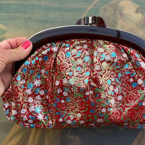 Cartera vintage con cierre de beso y cierre de monedero en el interior. Cartera con cierre tipo clutch floral. Monedero antiguo años 80