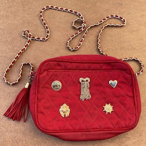 sac à main Cosci rouge vintage avec bandoulière en chaîne, petit sac à bandoulière, pochette végétalienne des années 1890 fabriquée en Italie.