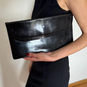 Bolso de mano de piel charol, bolso negro tipo sobre, clásico bolso de noche vintage de los años 90.