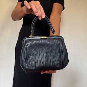 Vintage schwarze Clutch Tasche 1960er Jahre. Elegante Abendtasche aus Leder mit Reißverschluss.