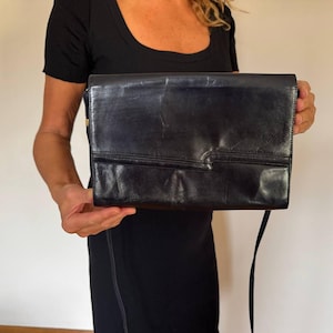 Dark blue leather purse bag, envelope bag, elegant italian bag 1990s vintage.