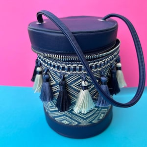 Zylindertasche im ethnischen Stil. Kleine Boho Geldbörse mit Quasten.