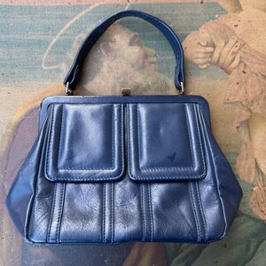 Bolso bandolera de piel azul oscuro, bolso bandolera mujer, elegante bolso tipo cartera con bolsillos. Bolso vintage años 70.