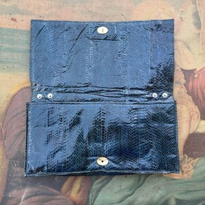 Pochette en cuir de serpent, élégant sac à main noir des années 1980. Enveloppe de sac vintage de soirée classique. image 2