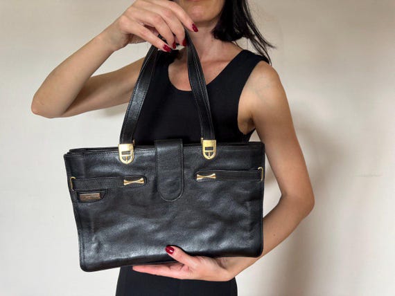 Vintage black leather bag, italian handbag 1980s. Everyday bag for woman.