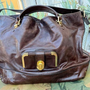 Bolso de mano de piel marrón estilo vintage años 70, tipo cartera tipo serpiente, elegante bolso con asa de cadena.