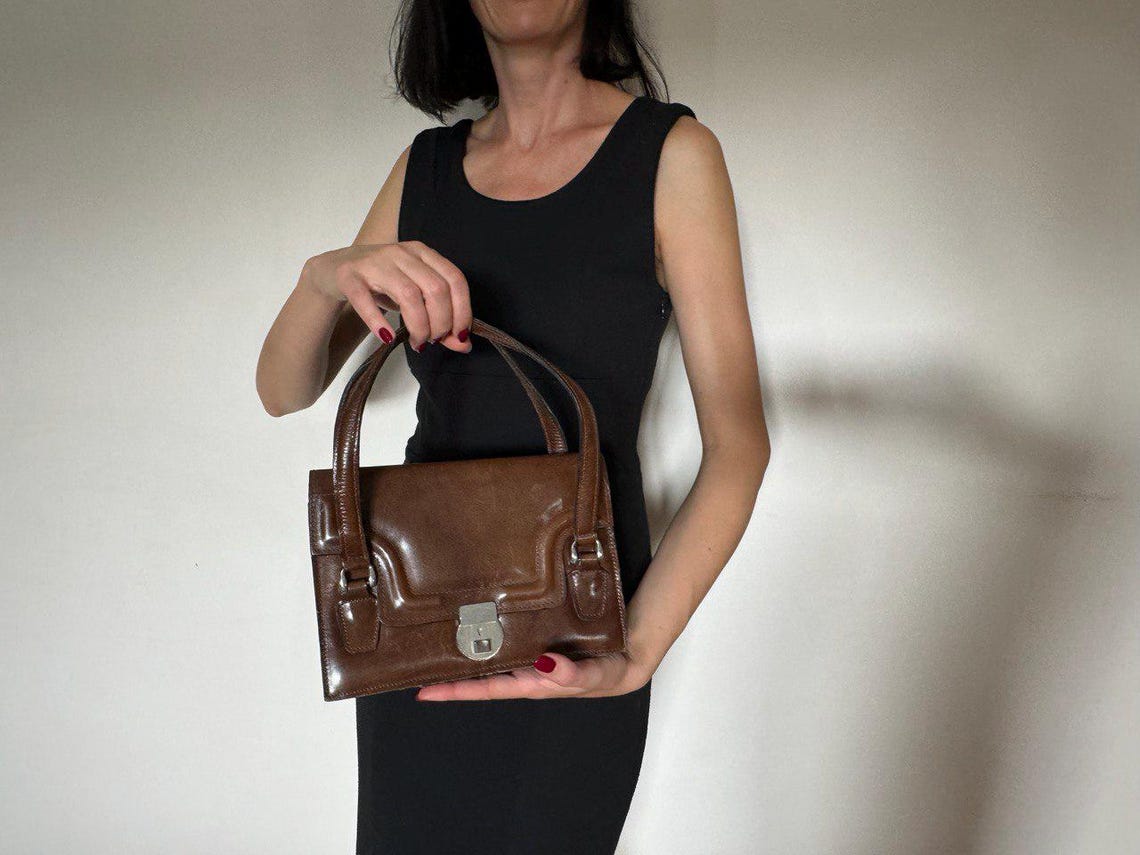 Vintage brown leather bag 1980s, Elegant small clutch handbag for woman. Top handle bag tanned leather. Made in Italy., foto 2 di 5