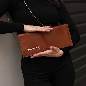 Monedero de piel marrón con asa larga de cadena vintage años 70. Cartera pequeña de mano. Bolso vintage para mujer.