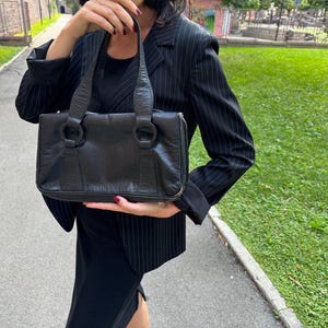 Schwarze Ledertasche 1990er Jahre Vintage. Italienische Damenhandtasche.