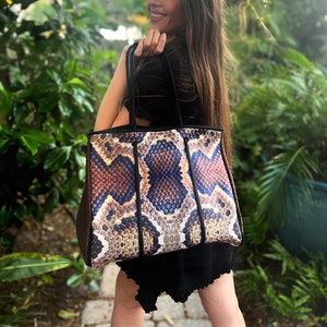 Tote de neopreno con serpiente exótica