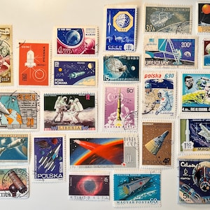 Puede incluir: Una colección de sellos postales vintage con temática espacial de todo el mundo. Los sellos presentan imágenes de cohetes, astronautas, satélites y planetas. Algunos de los sellos son de la URSS, Polonia, Liberia y Uruguay.