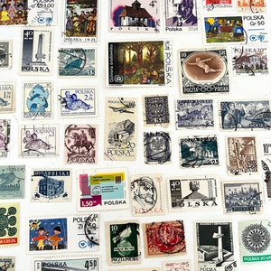 Op de afbeelding: Een verzameling vintage Poolse postzegels met verschillende ontwerpen, waaronder landschappen, gebouwen, dieren en mensen. De postzegels zijn in verschillende kleuren en maten, en sommige hebben tekst in het Pools.