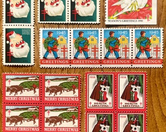 Pode incluir: Uma coleção de selos de Natal vintage. Os selos apresentam o Pai Natal, crianças com grinaldas, pombas e cenas com bois. Os selos são em várias cores, incluindo vermelho, verde e azul. Os selos são dos anos 1945, 1947, 1951, 1990 e 1938.