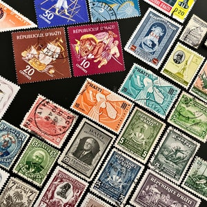 Puede incluir: Una colección de sellos postales antiguos de Haití. Los sellos presentan varios diseños, incluyendo un barco, un mapa, un pájaro y un retrato de un hombre. Los sellos son de diferentes colores, incluyendo rojo, azul, verde y amarillo.