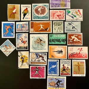 Pode incluir: Uma coleção de selos postais antigos que representam vários desportos olímpicos, incluindo atletismo, natação e ginástica. Os selos são de diferentes países, incluindo Polónia, Espanha, Jugoslávia e Tailândia. Os selos são de várias cores e designs, e alguns apresentam os anéis olímpicos.