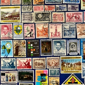Puede incluir: Una colección de sellos postales colombianos antiguos con diversos diseños, incluyendo paisajes, edificios y retratos. Los sellos son de diferentes colores y tamaños, y algunos han sido cancelados con matasellos.