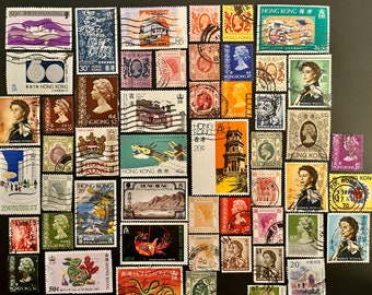 Puede incluir: Una colección de sellos postales vintage de Hong Kong con varios diseños, incluyendo un dragón, una pagoda y un barco. Los sellos son de diferentes colores y tamaños, y algunos han sido cancelados con matasellos.