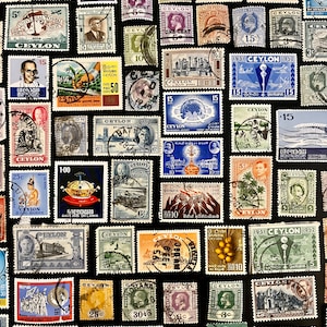 Puede incluir: Una colección de sellos postales antiguos de Ceilán, con diversos diseños, retratos y denominaciones. Los sellos están dispuestos sobre un fondo negro, mostrando una variedad de colores e imágenes históricas.