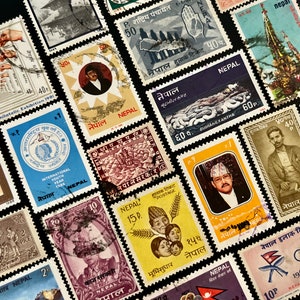 Op de afbeelding: Een verzameling vintage postzegels uit Nepal. De postzegels tonen verschillende ontwerpen, waaronder een bergketen, een tempel, een handgebaar en een portret van een man. De postzegels zijn in verschillende kleuren, waaronder rood, blauw, groen en geel.