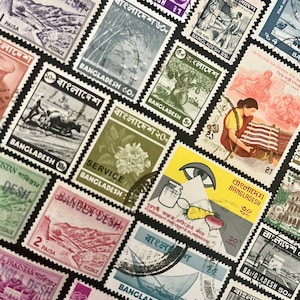 Puede incluir: Una colección de sellos postales antiguos de Bangladesh. Los sellos presentan varios diseños, incluyendo un barco, una flor, una mujer tejiendo y un paisaje. Los sellos son de diferentes colores, incluyendo rojo, azul, verde y amarillo.