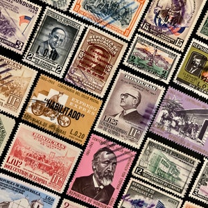 Puede incluir: Una colección de sellos postales hondureños antiguos con diversos diseños, incluyendo un retrato de un hombre, un edificio y un mapa. Los sellos son de diferentes colores y denominaciones, y algunos han sido cancelados con matasellos.