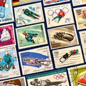 Puede incluir: Una colección de sellos postales antiguos con deportes de invierno olímpicos. Los sellos muestran bobsleigh, luge y otros eventos, con texto en varios idiomas. Los sellos son de varios colores y diseños, con los anillos olímpicos en un lugar destacado.