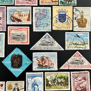 Puede incluir: Una colección de sellos postales antiguos de Mozambique, con varios diseños que incluyen barcos, aviones, edificios y escudos de armas. Los sellos son de diferentes colores y tamaños, y algunos tienen texto en portugués.