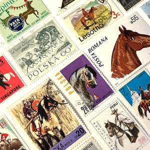 Puede incluir: Una colección de sellos postales antiguos con caballos. Los sellos son de varios países, incluidos Lesotho, Rumania, Uruguay, Singapur, Perú y España. Los sellos son de diferentes colores y diseños, y algunos presentan caballos en diferentes poses.