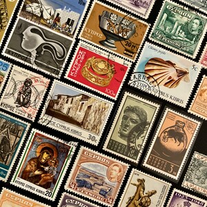 Puede incluir: Una colección de sellos postales antiguos de Chipre. Los sellos presentan varios diseños, incluyendo figuras históricas, edificios y símbolos culturales. Los sellos son de diferentes colores y denominaciones, y algunos han sido cancelados con matasellos.
