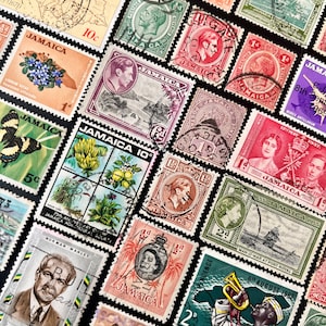 Puede incluir: Una colección de sellos postales antiguos de Jamaica. Los sellos presentan varios diseños, incluyendo un mapa de Jamaica, un retrato de la reina Isabel II y un plátano. Los sellos son de varios colores, incluyendo rojo, azul, verde y amarillo.