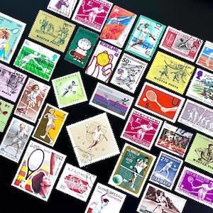 Peut inclure: Une collection de timbres-poste colorés représentant des joueurs de tennis en action. Les timbres présentent divers motifs, notamment des joueurs servant, frappant et célébrant, avec des arrière-plans et des textes variés. Les timbres sont disposés sur une surface noire.