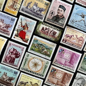 Puede incluir: Una colección de sellos postales antiguos de Afganistán. Los sellos presentan varios diseños, incluyendo animales, personas y edificios. Los sellos son de diferentes colores y tamaños. Los sellos están dispuestos en un patrón aleatorio.