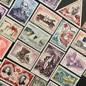 Puede incluir: Una colección de sellos postales antiguos de Mónaco. Los sellos presentan varios diseños, incluyendo un velero, un automóvil, una mariposa y un retrato de una mujer. Los sellos están en excelente estado y serían una gran adición a cualquier colección de sellos.