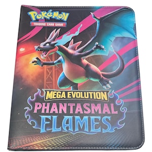Könnte beinhalten: Schwarzer Sammelkartenordner mit einer lebendigen Illustration eines charizardartigen Wesens mit blauen Flügeln und Flammen. Der Ordner trägt das Logo "Pokemon Trading Card Game" und den Text "Mega Evolution Phantasmal Flames".