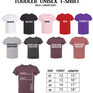 Puede incluir: Tabla de tallas de camiseta unisex para ni&ntilde;os peque&ntilde;os con medidas en pulgadas. La tabla muestra las medidas de pecho y largo para las tallas 2T, 3T, 4T y 5T. La tabla se muestra en una camiseta de color marr&oacute;n heather.