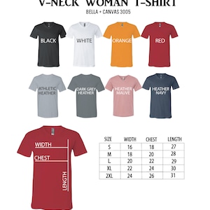Puede incluir: Camiseta de mujer de cuello en V en varios colores, incluyendo negro, blanco, naranja, rojo, gris jaspeado, malva jaspeado y azul marino jaspeado. La camiseta est&aacute; disponible en tallas S, M, L, XL y 2XL. La tabla de tallas muestra las medidas de ancho, pecho y largo en pulgadas.
