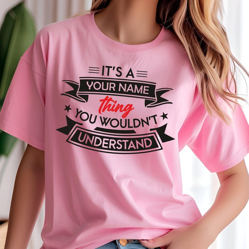Puede incluir: Camiseta rosa con un gr&aacute;fico negro y rojo que dice "Es una cosa de [Tu nombre] que no entender&iacute;as."