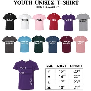 Puede incluir: Tabla de tallas de camiseta unisex para j&oacute;venes con medidas en pulgadas. La tabla muestra las medidas de pecho y largo para las tallas S, M, L y XL. La tabla se muestra en una camiseta morada.
