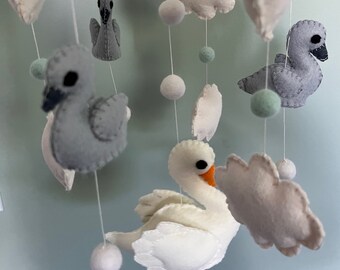 Swan and Cygnets mobile, swan, bird mobile, felt baby mobile, baby shower gift, neutral mobile, nursery decor