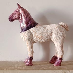 Escultura original de caballo de cerámica: Arte equino blanco y morado