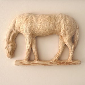 Escultura original de caballo de arcilla blanca: arte mural ecuestre