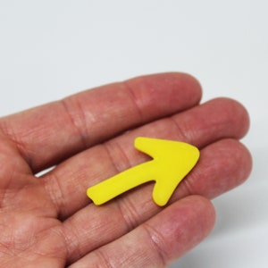 Brooch with the Camino de Santiago Arrow in yellow, walk the Camino de Santiago in style, ideal gift.