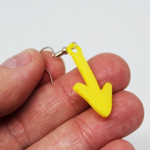 Pendientes con la Flecha del Camino de Santiago en color amarillo, haz el camino de Santiago con estilo, regalo ideal.