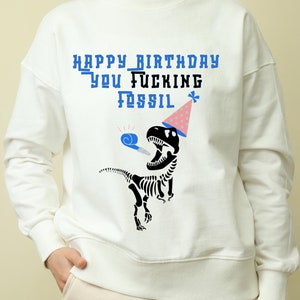 Happy Birthday You Fucking Fossil SVG PNG, dinosaurus meme ontwerp, grappige verjaardag SVG, grappige verjaardag png, gelukkige verjaardag, sarcastische geschenken