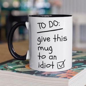 À faire : offrir ce mug à un idiot, tasse à café sarcastique amusante, mug en céramique de 11 oz, cadeau humoristique pour adulte, cadeau pour bâillonnement inapproprié, mug blague choquante