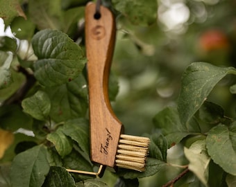 Personalized Hoof Pick with Engraving – Wood & Metal with Faux Leather Strap